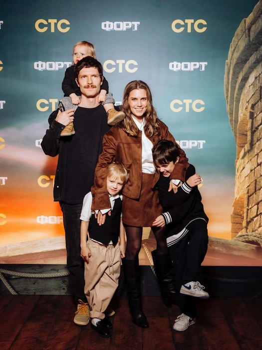 Ранее актриса с семьей посетила премьеру шоу «Форт. Возвращение легенды» (16+), в котором приняла участие | Источник: melnikovadsh / Instagram (экстремистская организация, деятельность запрещена на территории РФ)