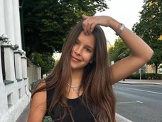 «В семь месяцев вовсю каталась на горных лыжах в Куршевеле»: дочь олигарха Дана Манасир о беременности и рождении Миллы