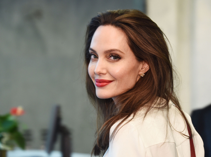 Фото №1 - Бьюти-правила для сияющей кожи от косметолога Анджелины Джоли