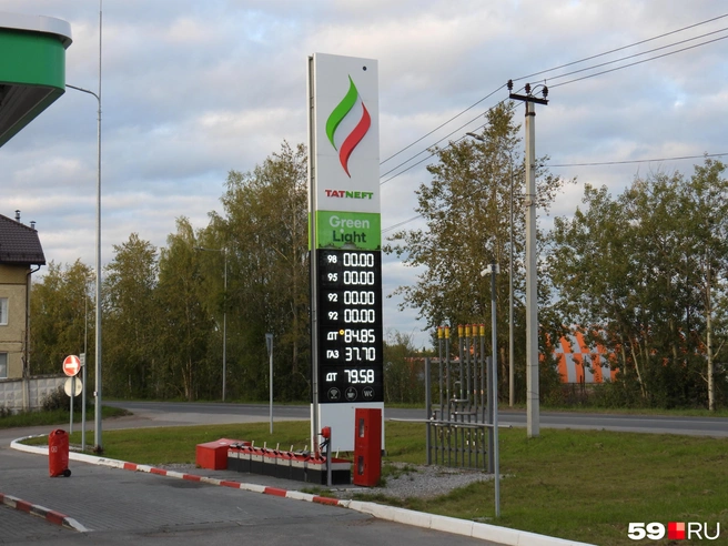 На стелле «Татнефти» вечером 31 августа горели нули: водителей заправляли только дизелем и газом | Источник: Кирилл Хафизов / 59.RU