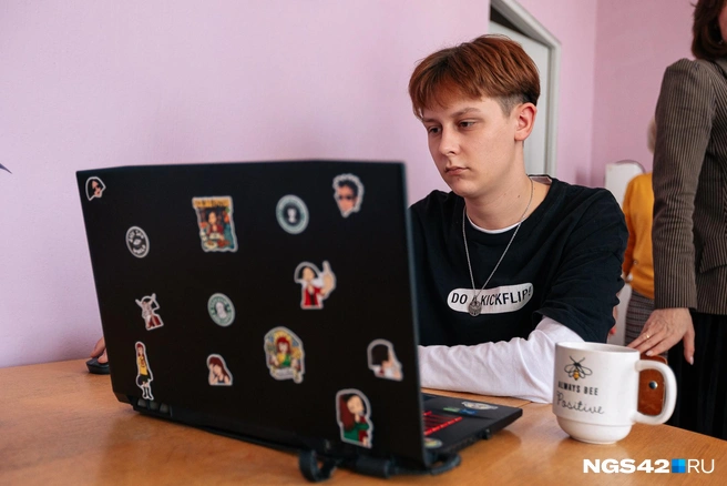 Третьекурсник-рекламщик Антон заглянул в учебку поработать над проектом вывески | Источник: Максим Серков / NGS42.RU