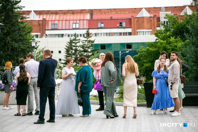 Дамы выбирали лучшие наряды | Источник: Ксения Филимонова / «ИрСити»