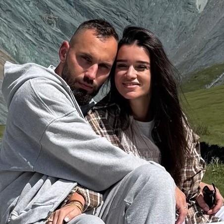 Ксения Бородина продемонстрировала округлившийся живот: «А то замуж вышла и не рожаю»