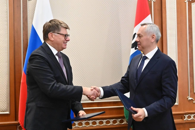 Соглашение было подписано с генеральным директором Федерации хоккея России Дмитрием Анатольевичем Курбатовым | Источник: Андрей Травников / Телеграм-канал