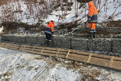 Габионы для защиты от оползней установили на трассе между Калинино и Зырянское