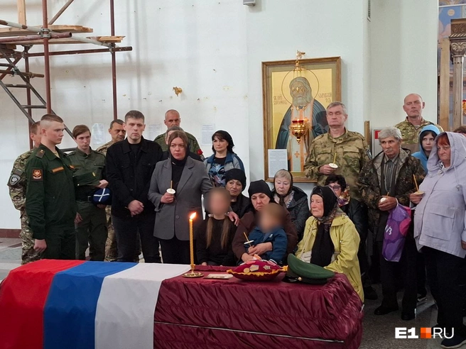 Дети и внуки военного рыдали у гроба. Плакали даже сослуживцы Андрея Кобылина | Источник:  Евгений Кошек / E1.RU