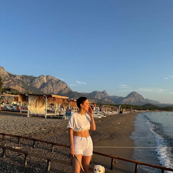 В Турции на законодательном уровне нет такого понятия, как «собака-поводырь», нет школ подготовки собак для незрячих людей и нет собак-поводырей как класса. Соответственно, далеко не все отели согласны принять таких постояльцев | Источник: Ольга Лифанова / vk.com