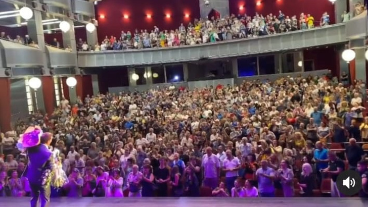 «Можно уже не уезжать!»: Максим Галкин хвастается полным залом на своем концерте