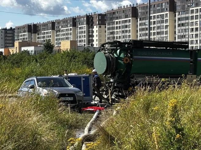 Водоканал показал причину засора, который больше суток устраняли на проспекте Ветеранов | Источник: Водоканал Санкт-Петербурга