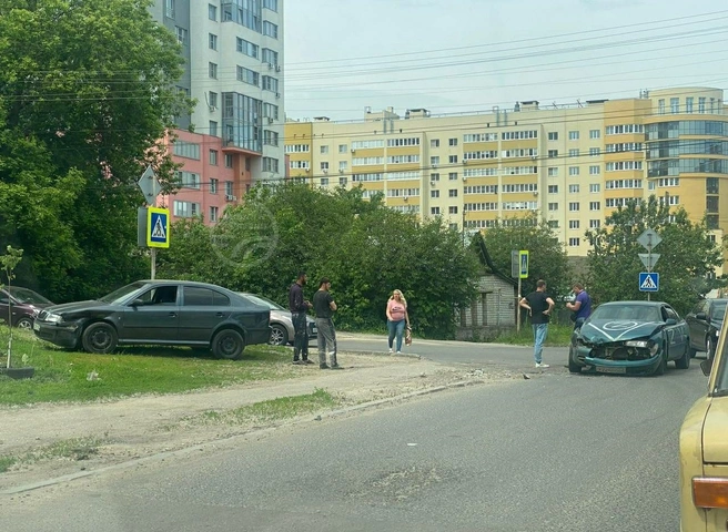 На улице Татарской столкнулись две легковушки | ya62.ru