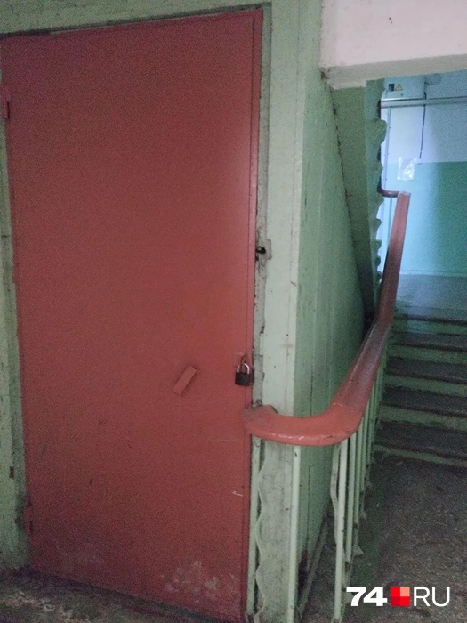 В доме на улице Богдана Хмельницкого подвал также закрыт, хотя числится на карте как укрытие | Источник: читатель 74.RU