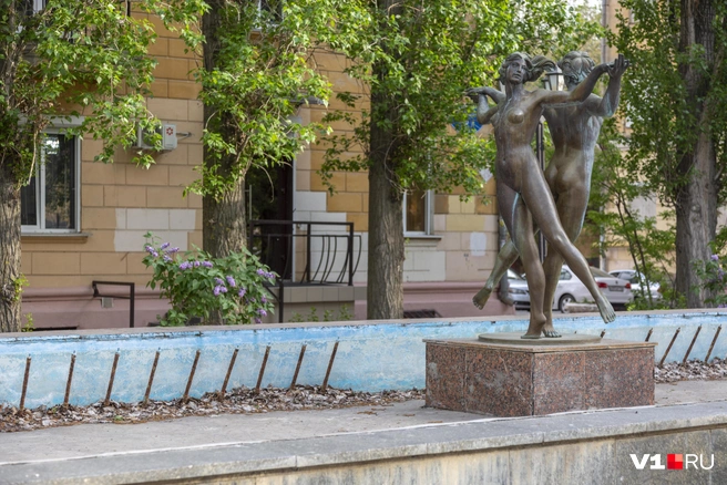 Встречать высоких гостей фонтан будет в печальном состоянии | Источник: Константин Завриков / V1.RU