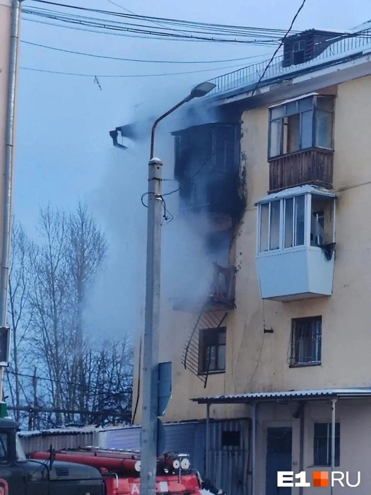 В доме под Екатеринбургом произошел взрыв газа и мощный пожар. Ударной волной выбило окна и двери | Источник: читатель E1.RU