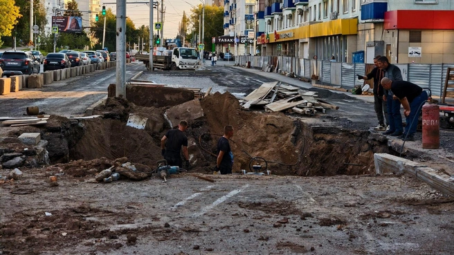 Почти как в анекдоте: двое копают, трое советуют | Источник: Булат Салихов / UFA1.RU