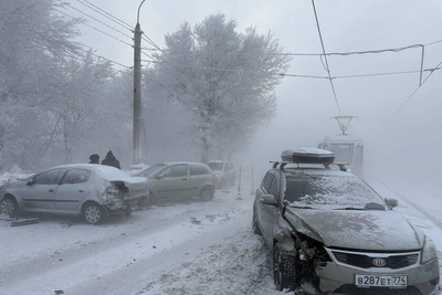 Женщину госпитализировали после массовой аварии у Южного моста