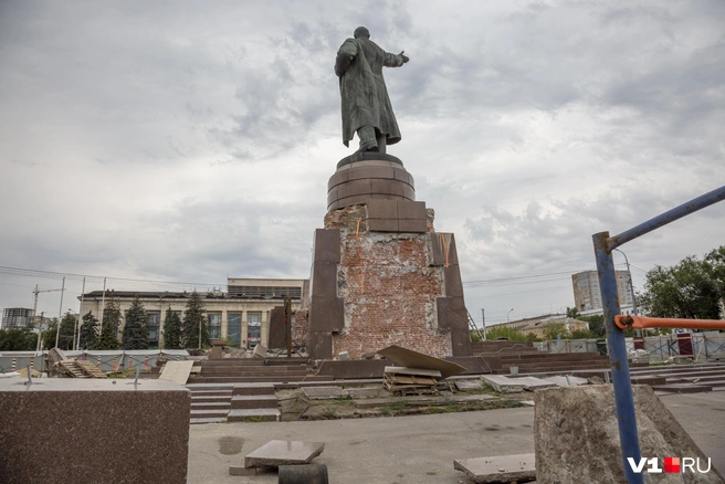 Постамент «раздет», что называется, до основания | Источник: Константин Завриков / V1.RU