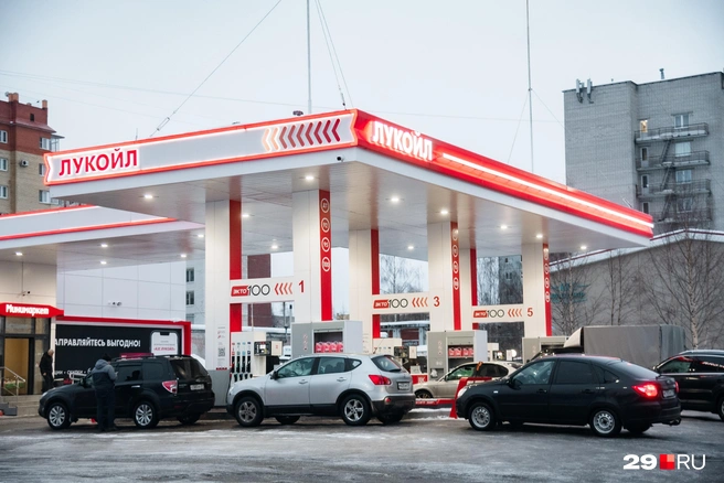 Рано утром автомобилистов ждали новые цены на заправках | Источник: Иван Митюшев / 29.RU