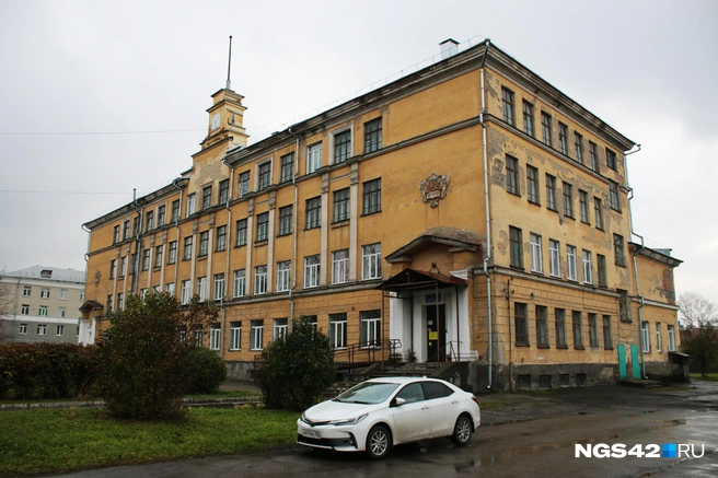 Специальная школа № 20 на улице Ушинского. Там работает мама с недавних пор самого высокооплачиваемого хоккеиста мира Кирилла Капризова — Наталья | Источник: Игорь Епифанцев / NGS42.RU