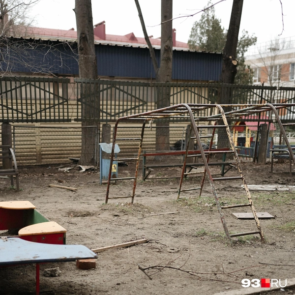 Площадки давно нуждаются в ремонте | Источник: Дарья Паращенко / 93.RU