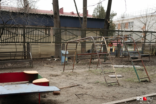 Детские площадки давно нуждаются в ремонте | Источник: Дарья Паращенко / 93.RU