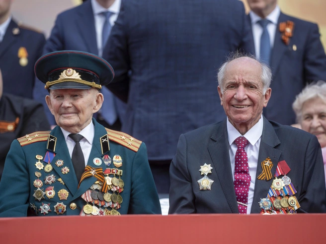 Справа — председатель городского совета ветеранов Александр Струков. | Источник: Константин Завриков / V1.RU