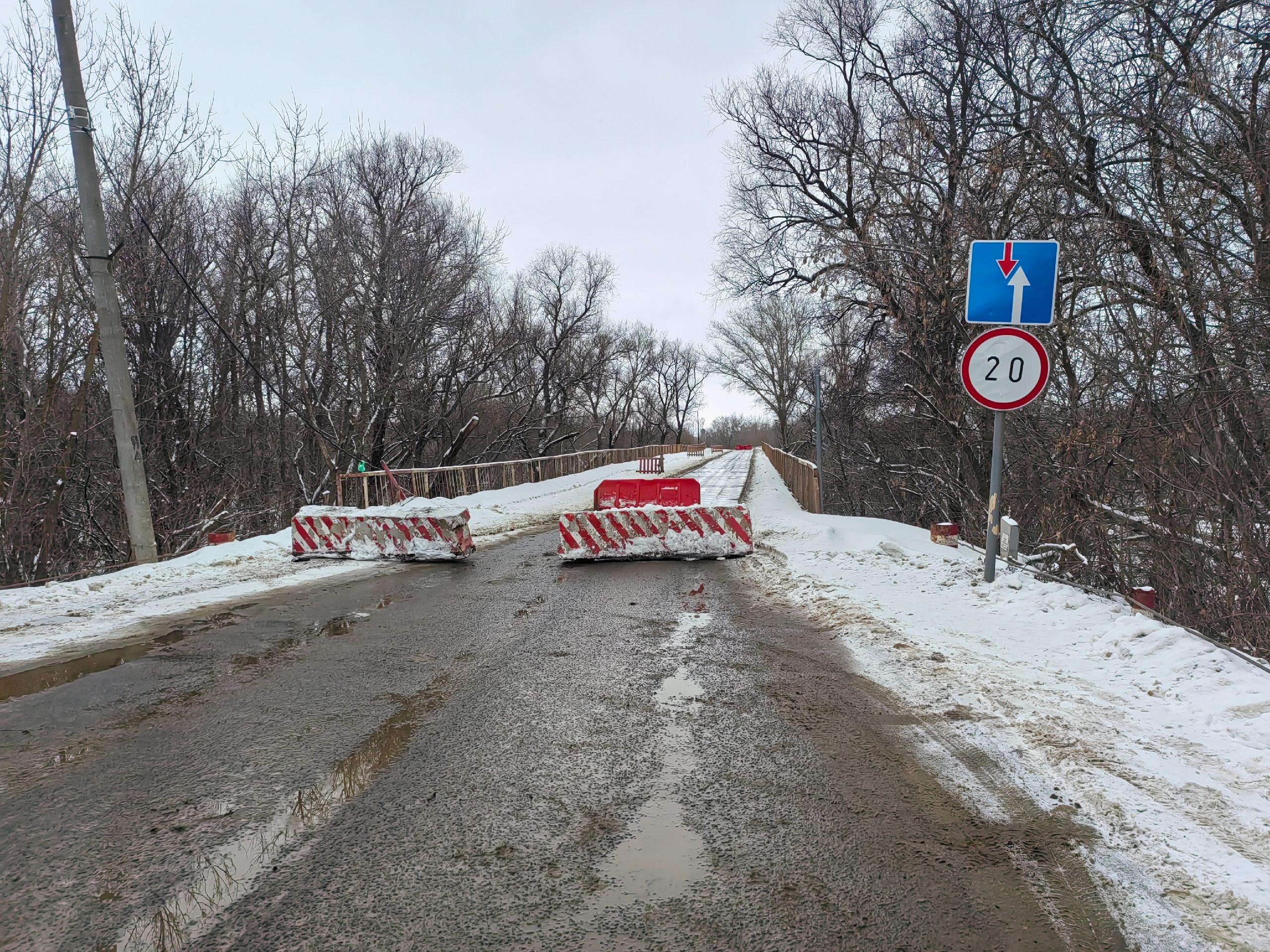 В военном городке Тоцкое-2 снова закрыли мост через Самару. Жители района крайне недовольны