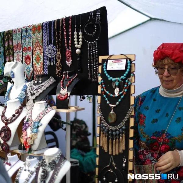 Бусы, серьги, браслеты — покупательницы не проходят мимо, примеряют и улыбаются | Источник: Евгений Софийчук / NGS55.RU
