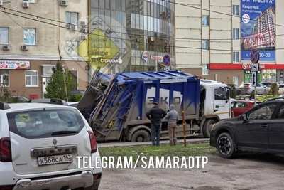 Мусоровоз провалился под асфальт в Самаре