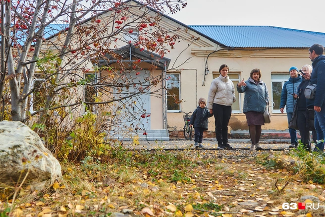 Слева: дочь Ольги Петрухиной с внуком, сама Ольга Александровна — в голубой куртке | Источник: Роман Данилкин / 63.RU