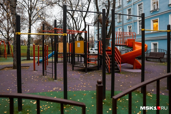По словам местных жителей, иногда здесь играют дети. | Источник: Артем Устюжанин / MSK1.RU