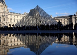 Семейная пара, мелкие преступники: кто ограбил Лувр