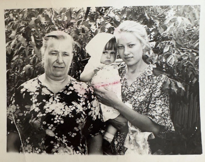 Инна с тетей и бабушкой | Источник: архив Инны Платоновой