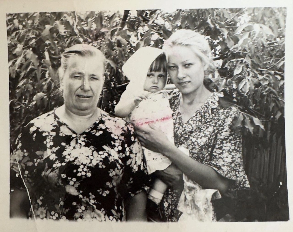 Инна с тетей и бабушкой | Источник: Инна Платонова