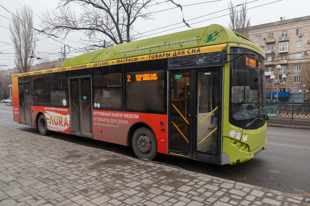 В Волгограде вспыхнул автобус «Волгабас». Пострадавших в результате  происшествия нет, машина отбуксирована на базу - 23 декабря 2021 - V1.ру