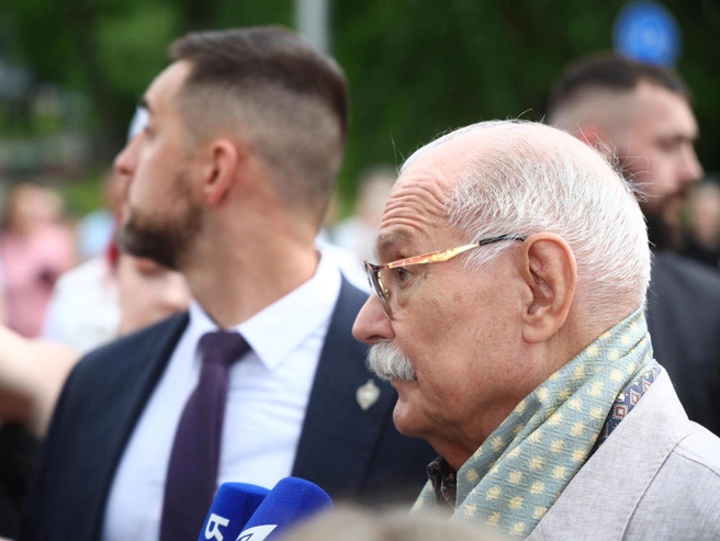 Никиту Михалкова сопровождала охрана | Источник: Владислав Лоншаков / E1.RU