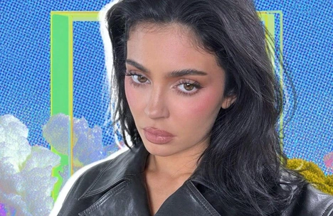 Нюд с длинными ресницами: идея повседневного макияжа от Кайли Дженнер на зиму 2025/26