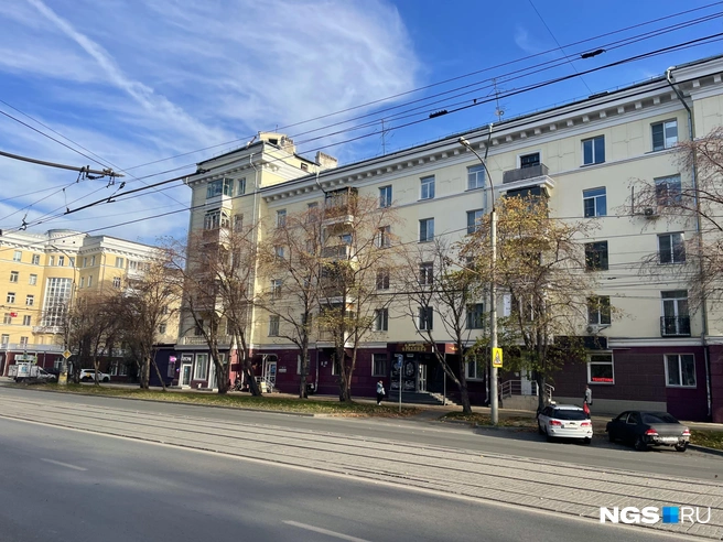 Это одна из немногих улиц в городе, где сохранились трамвайные пути | Источник: Алёна Золотухина / NGS.RU