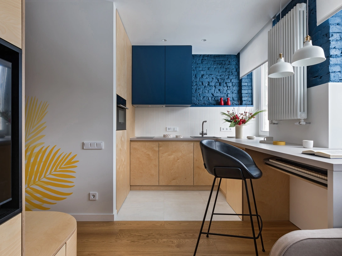 Кухня выполнена на заказ. Барные стулья, Zuiver. Паркетная доска, Karelia. Фартук выложен плиткой System C, Marazzi. Декор, Common Objects. Керамика, Ceramicmay. Ваза и подсвечник, Mo Object. Светильники, ИКЕА. | Источник: Егор Пясковский. стиль: Юлия Мамедова