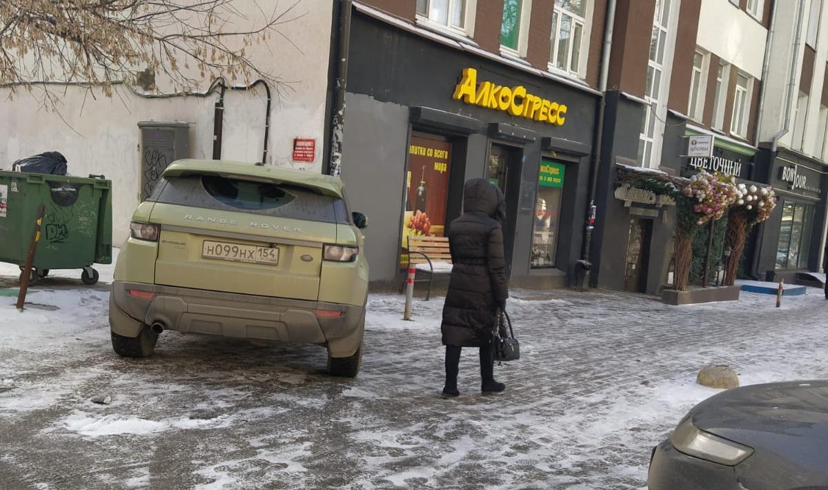 Решил въехать в магазин на машине»: Range Rover нахально перекрыл проход по  тротуару — авто принадлежит судебному эксперту - 26 ноября 2023 - НГС.ру