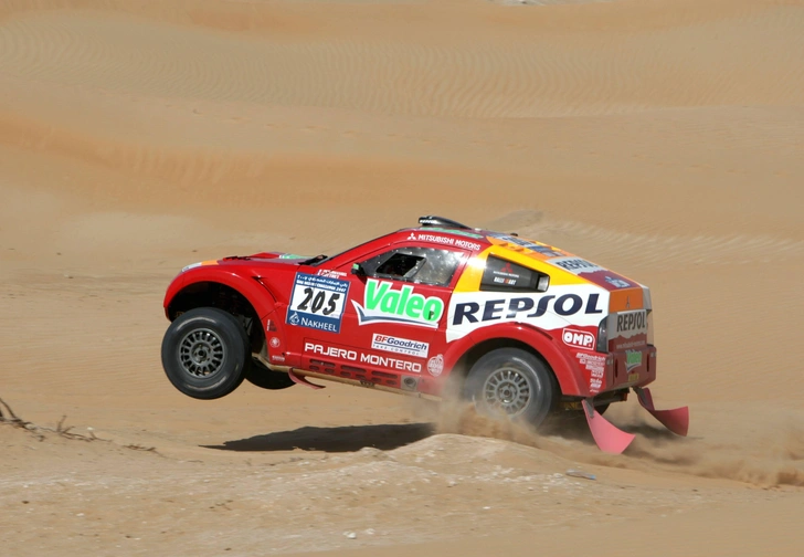 Французская команда на автомобиле Mitsubishi Pajero Montero; гонка UAE Desert Challenge 2007 (ралли-рейд в пустыне, ОАЭ) | Источник: Andreas Beil
