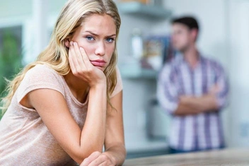 «Готова лезть на стену или даже в окно: муж то развестись хочет, то детей родить»