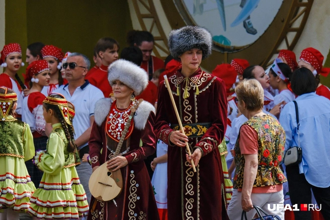 Колоритные персонажи в костюмах | Источник: Булат Салихов / UFA1.RU