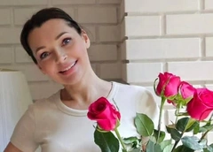 «Какая ты худенькая, ешь!»: 51-летняя Наталия Антонова позирует в раздельном купальнике