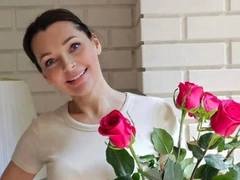 «Какая ты худенькая, ешь!»: 51-летняя Наталия Антонова позирует в раздельном купальнике