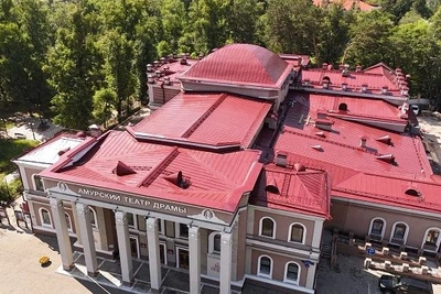 Кровлю исторического драмтеатра обновили в Приамурье
