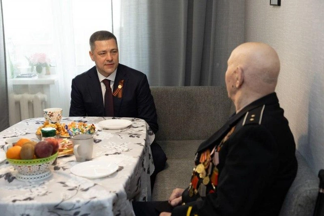 Михаил Ведерников навестил ветеранов в День Победы | Источник: pskov.ru