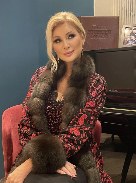 Виктория Цыганова | www.starhit.ru