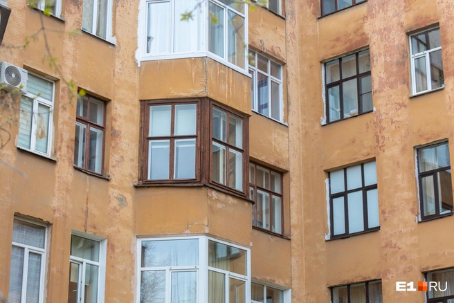 Мальчика не удержала москитная сетка | Источник: Владислав Лоншаков / E1.RU