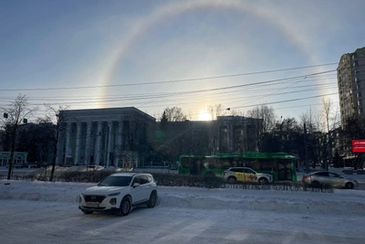 Эффектное гало наблюдали в Челябинске в мороз