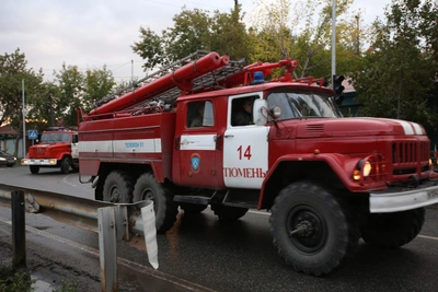 Пожарные мотоциклы и техника в центре Тюмени